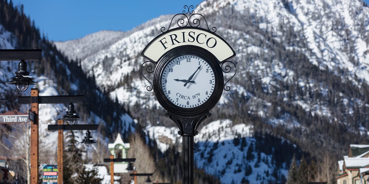 Frisco clock at 3rd Avenue and Main Street in the winter