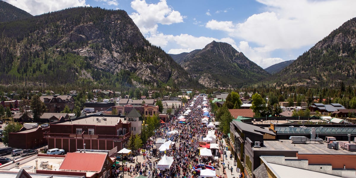 Colorado BBQ Challenge street view with crowds looking west